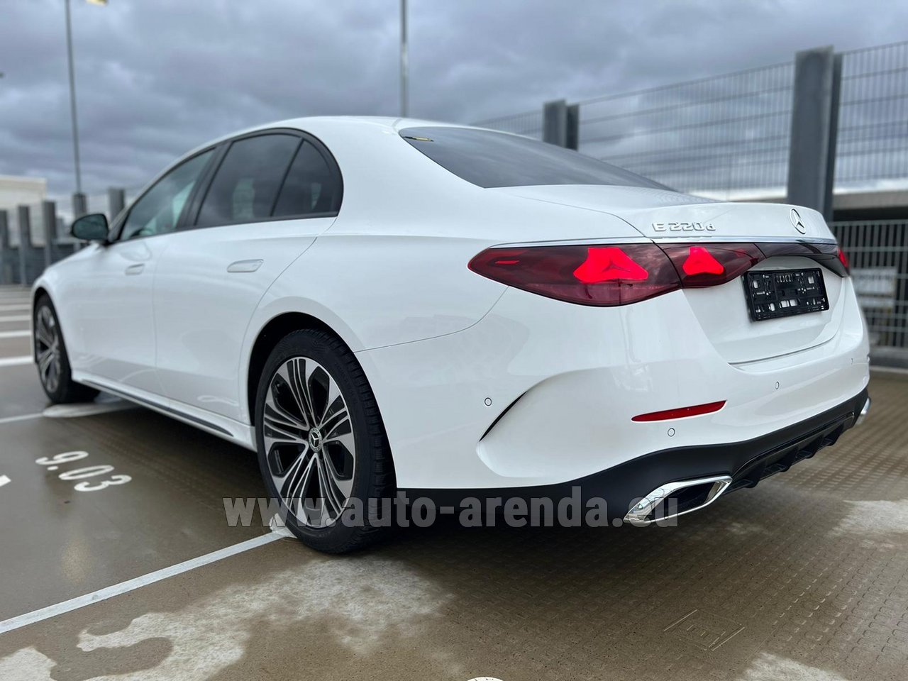 Аренда автомобиля Мерседес-Бенц E 220 дизель седан (белая, AMG  комплектация, модель 2024) в Монако