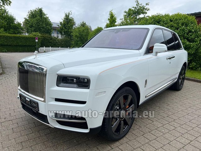 Rental Rolls-Royce Cullinan White in Fontvieille